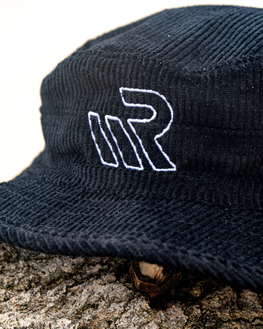 BLACK BUCKET HAT